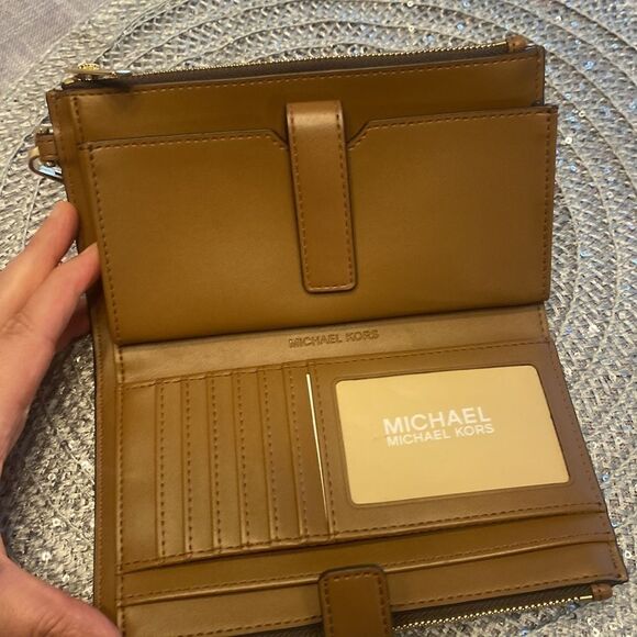 Spring SALE 🌷🌺🌸Michael Kors Adele Logo Smartphone NWOT - Picture 5 of 7